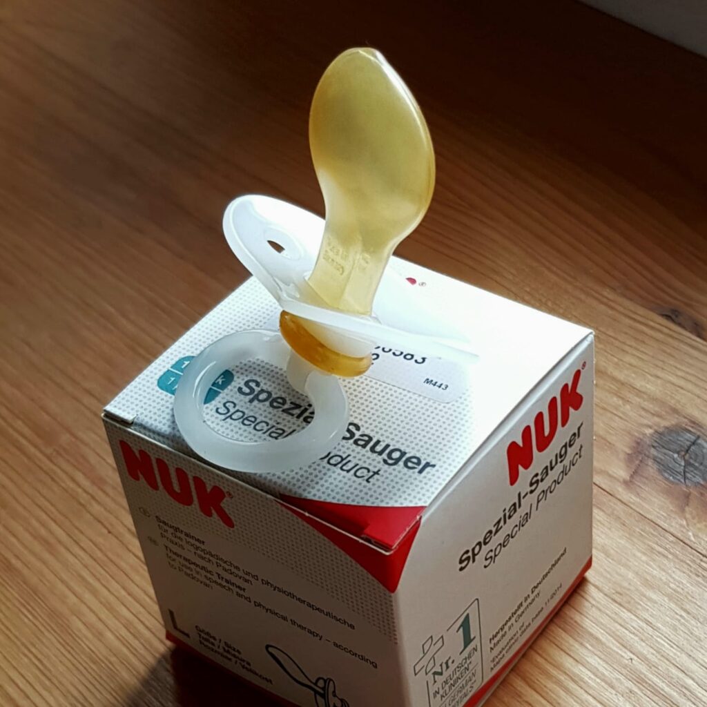 Latexový dudlík pro dospělé.