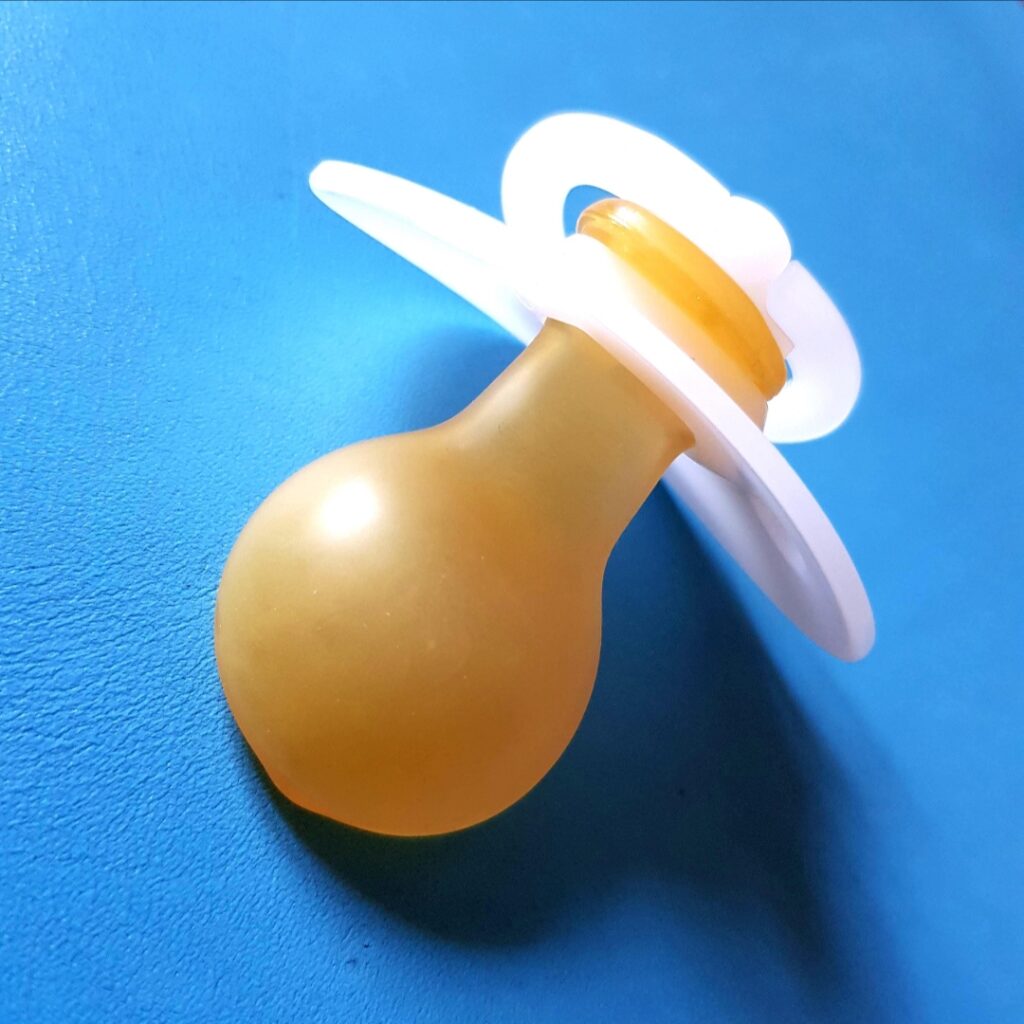 Latexový dudlík pro dospělé.