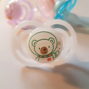 Roztomilý dudlík pro dospělé se štítkem MAM. Možnost výběru různých saviček.Vhodný pro age regression i ageplay.