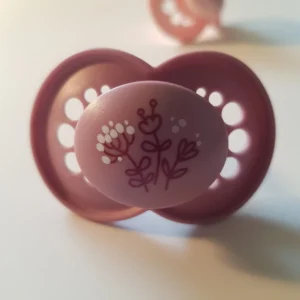 Roztomilý dudlík pro dospělé se štítkem MAM. Možnost výběru různých saviček.Vhodný pro age regression i ageplay.