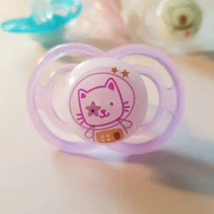 Roztomilý dudlík pro dospělé se štítkem MAM. Možnost výběru různých saviček.Vhodný pro age regression i ageplay.