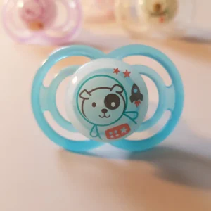 Roztomilý dudlík pro dospělé se štítkem MAM. Možnost výběru různých saviček.Vhodný pro age regression i ageplay.