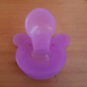 dudlík pro dospělé ve tvaru medvídka z jednoho kusu silikonu - barva fialová od Babyyourdoll